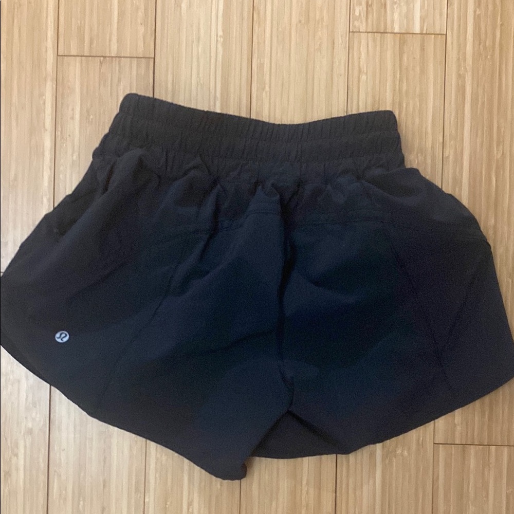 Lululemon track that short 5 inch size 4 black great condition